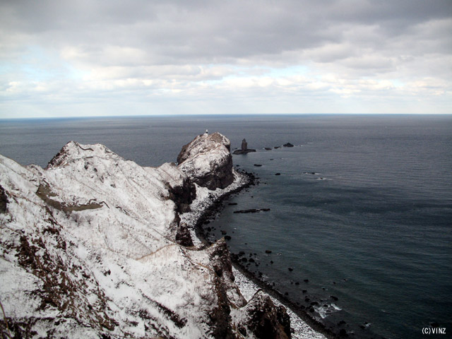 雪景色 北海道　積丹半島（しゃこたんはんとう） 神威岬（かむいみさき） 岬の岩礁は神威岩